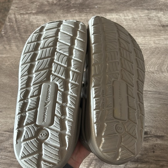 Like new Rugged Shark faux crocs size 8 - Picture 5 of 5